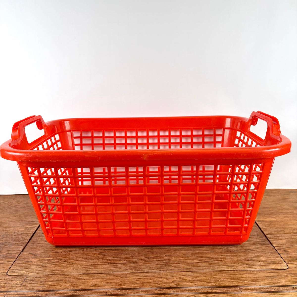 Vintage oranje wasmand