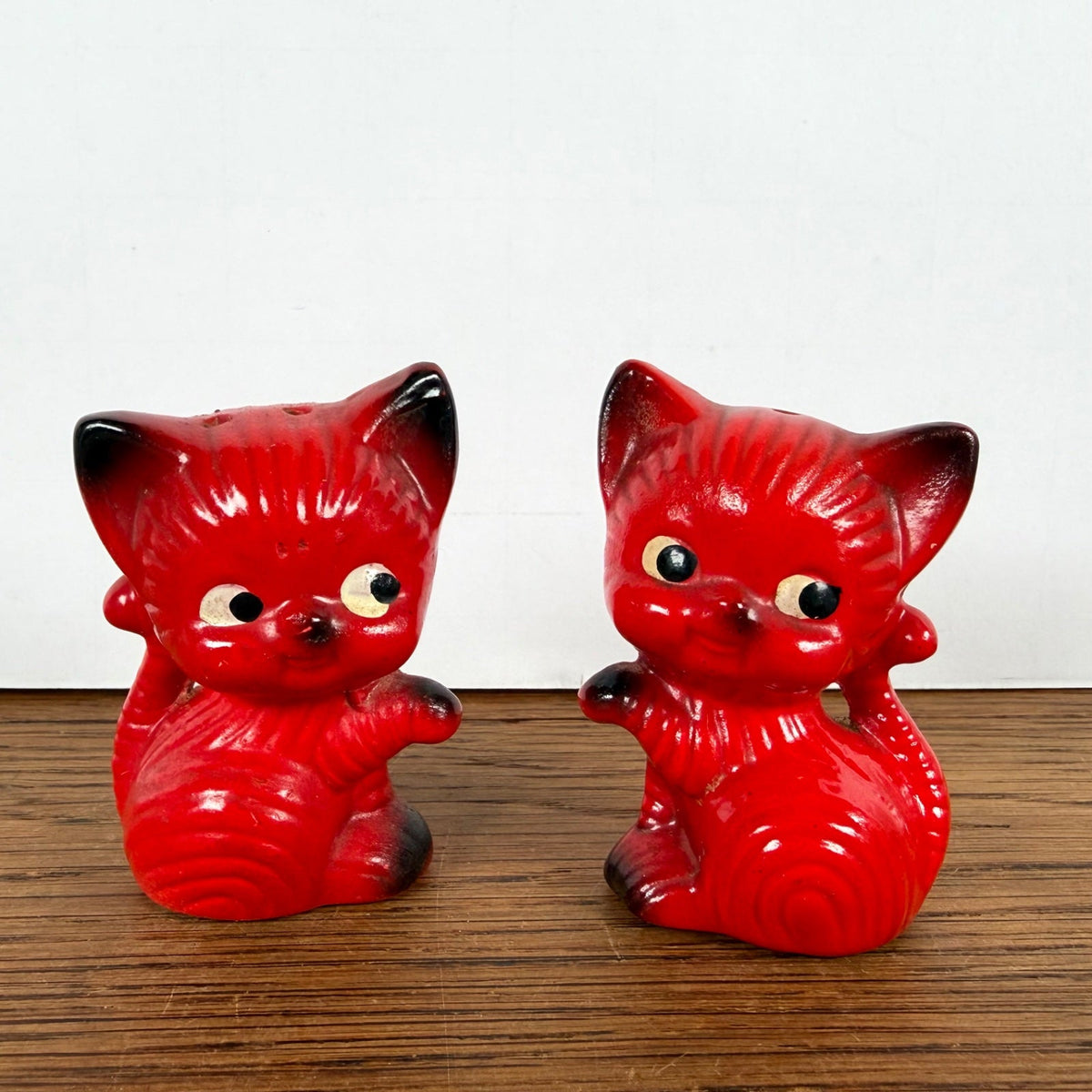 Vintage peper- en zout stel rode katjes